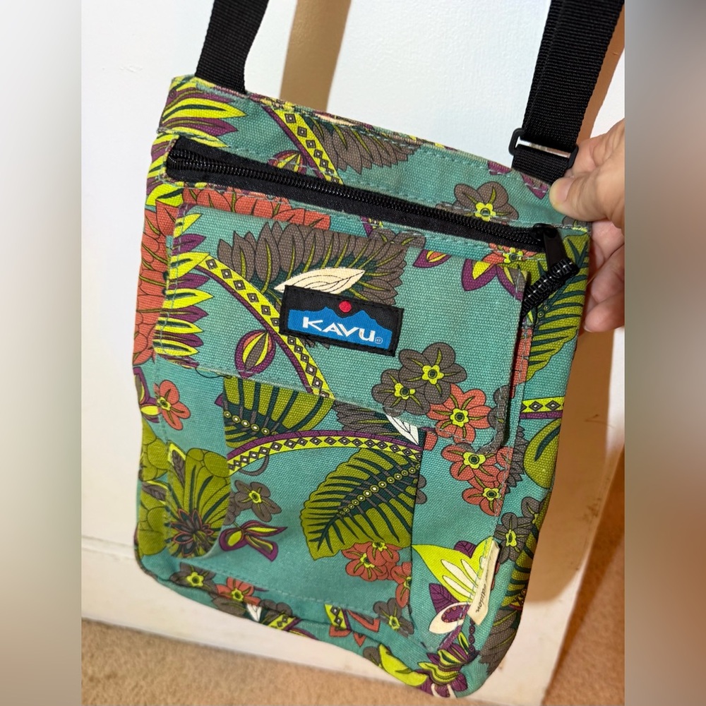 KAVU Tropical Print women’s Messenger Bag